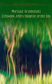 Człowiek, który biegnie przez las
